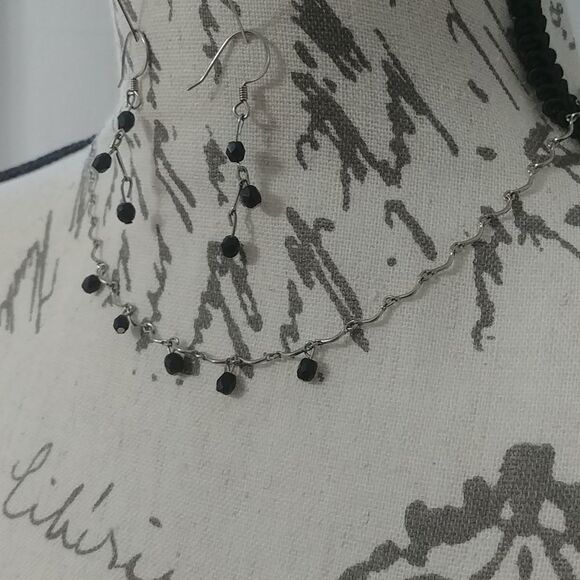 Silver and black beads necklace and earring set - Picture 3 of 5